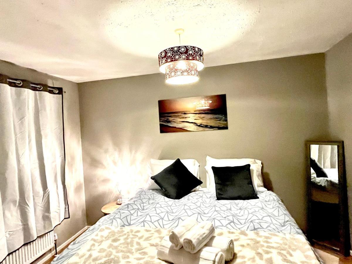 Spacious 3 Beds Cozy Home For Family And Contractors サンドハースト エクステリア 写真