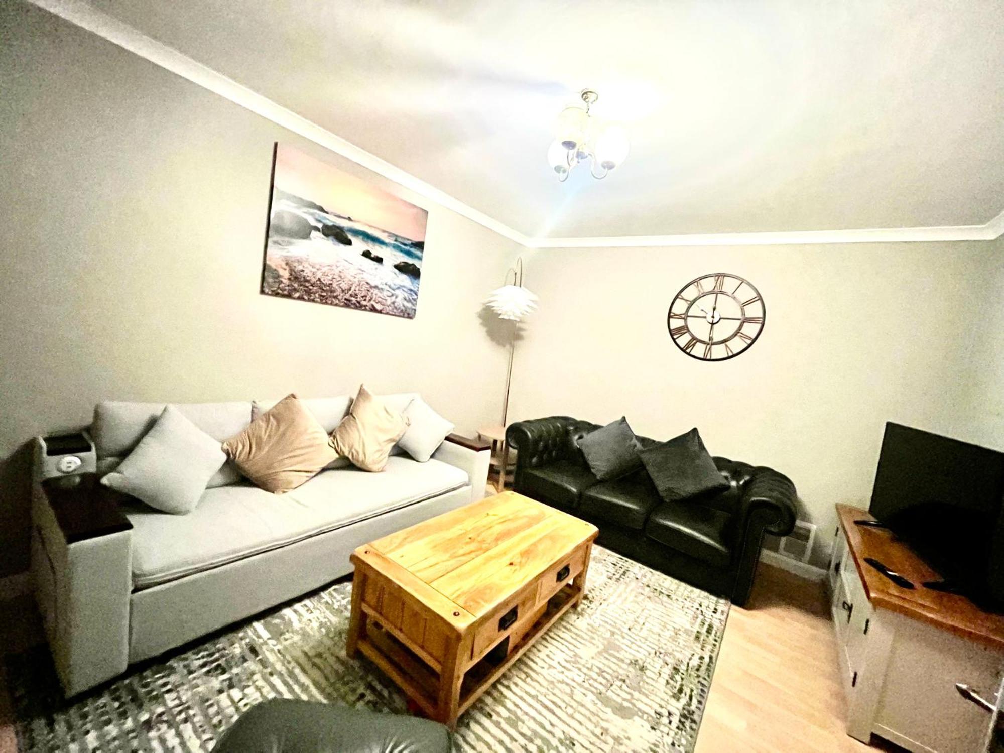Spacious 3 Beds Cozy Home For Family And Contractors サンドハースト エクステリア 写真